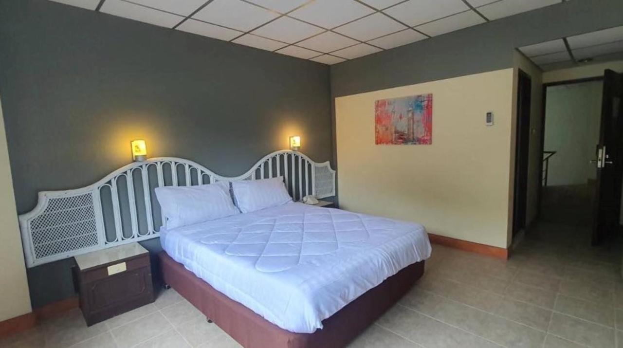 Nora Bukit Hotel Phuket Bagian luar foto